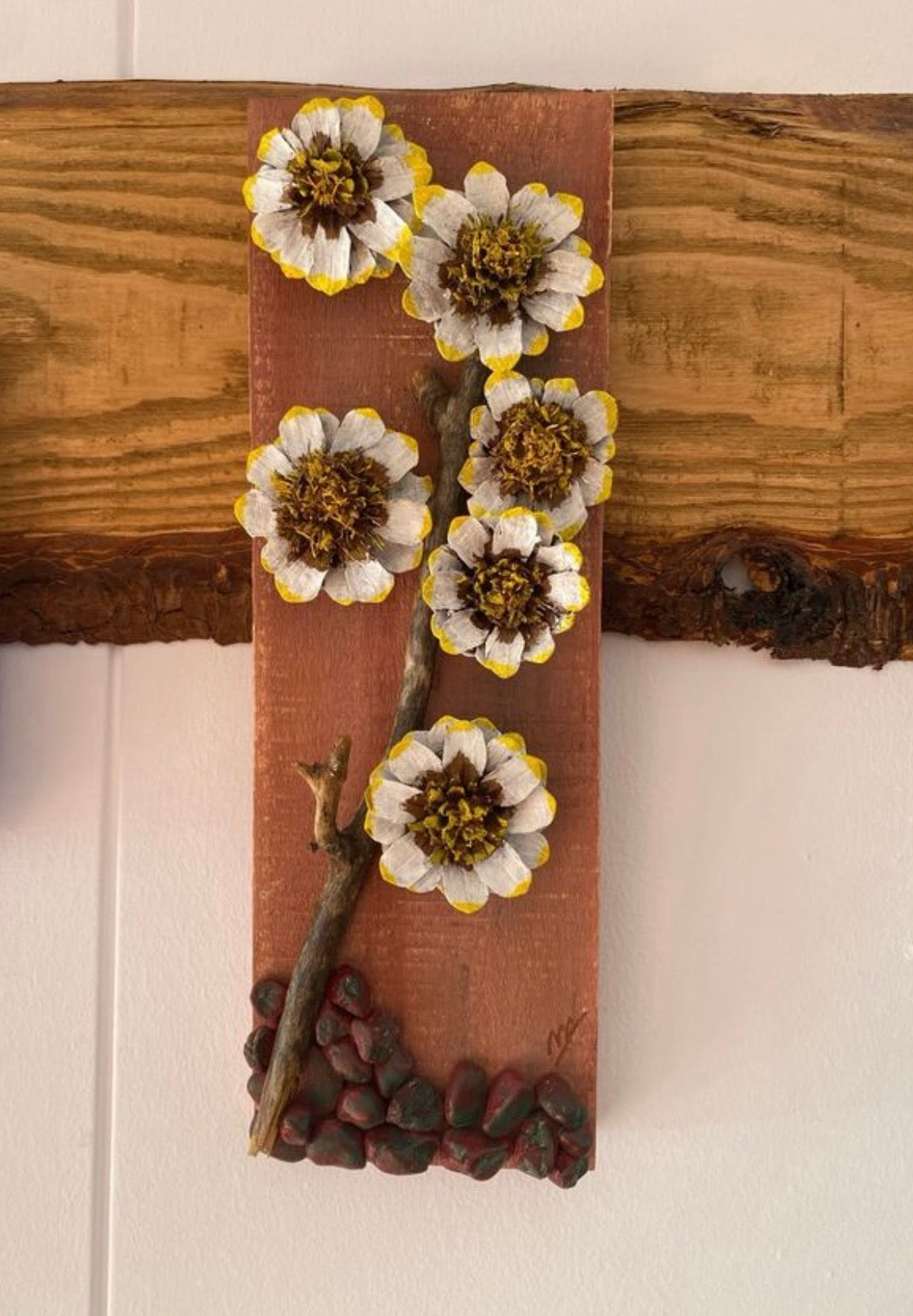 Decoración mural con piñas