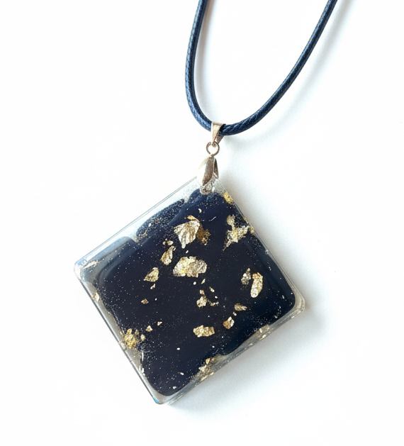 Colgante de resina con pan de oro