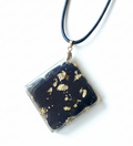 Colgante de resina con pan de oro