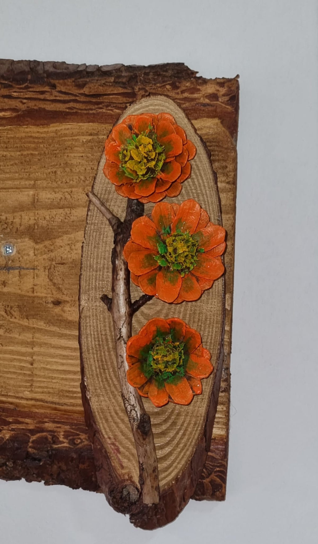 Decoración mural con piñas
