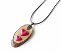 Colgante de madera con corazones de resina