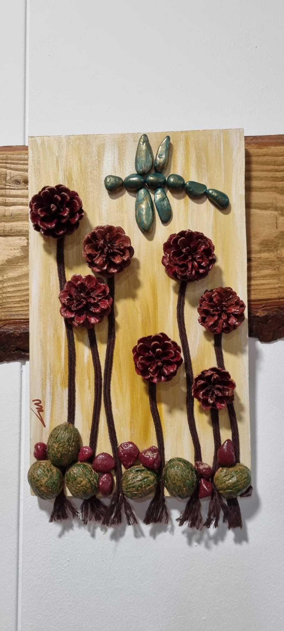 Decoración mural con piñas